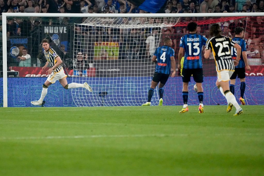 Juventus-Stürmer Dusan Vlahovic (l) traf schon in der vierten Minute zur Führung.