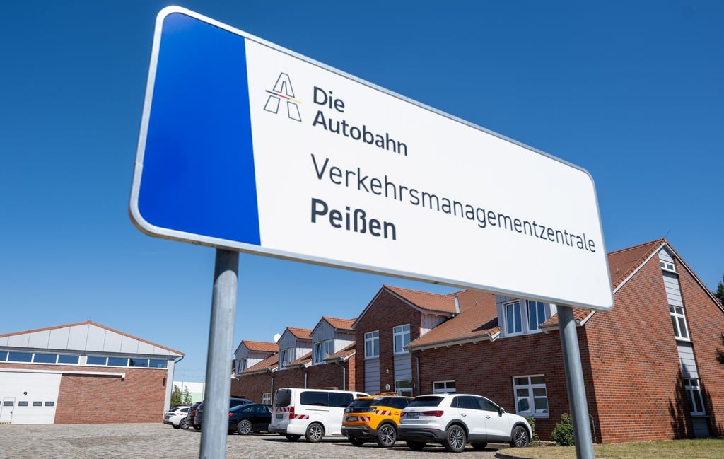 Blick auf ein Hinweisschild vor der modernisierten Verkehrszentrale Ost der Autobahn GmbH an der A14 bei Peißen.