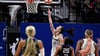 Caitlin Clark (22), die Spielerin der Indiana Fevers, erzielt während des zweiten Viertels eines WNBA-Basketballspiels ihren ersten Korb.