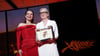 Juliette Binoche (l) und Meryl Streep mit Ehrenpalme bei der Eröffnung des 77. Filmfestivals von Cannes.