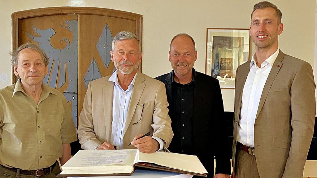 Carl Drexler (2. von links), Geschäftsführer von SOS Méditerranée Deutschland, durfte sich ins Goldene Buch der Stadt Stendal eintragen. Neben ihm Hans-Jürgen Kaschade (links), Hochschul-Prorektor Volker Wiedemer und Stendals Oberbürgermeister Bastian Sieler (parteilos).