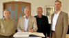 Carl Drexler (2. von links), Geschäftsführer von SOS Méditerranée Deutschland, durfte sich ins Goldene Buch der Stadt Stendal eintragen. Neben ihm Hans-Jürgen Kaschade (links), Hochschul-Prorektor Volker Wiedemer und Stendals Oberbürgermeister Bastian Sieler (parteilos).