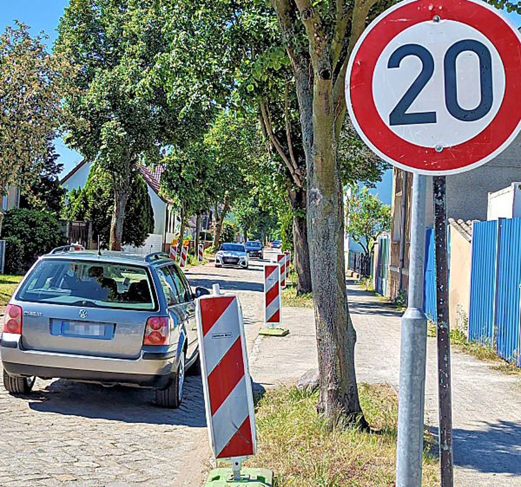 In der Seedorfer Straße sollen Baken die Fahrbahn vor weiteren Schäden schützen. Allerdings werden die Baken ständig umgestellt.