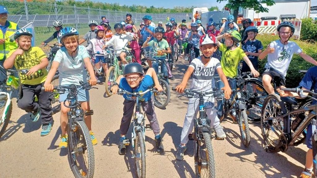 Die kleinen Friedensfahrer der Bernburger Grundschule Regenbogen kurz vor dem Startschuss.