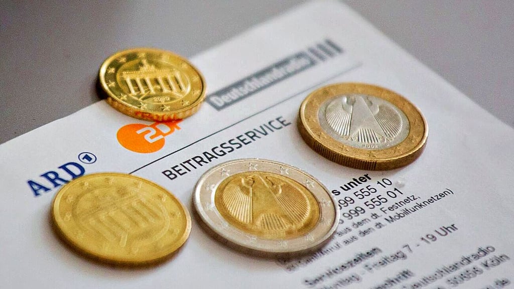 Symbolfoto - 18,36 Euro zahlen Privathaushalte aktuell im Monat an Rundfunkgebühren.