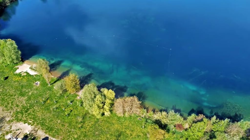 Am Froser See ist es idyllisch. Ende Mai soll hier die Saison eröffnet werden.