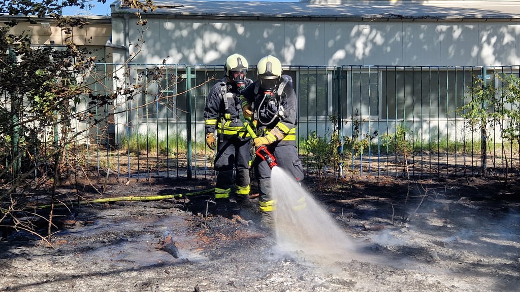 Mit einem C-Rohr bekämpften die Einsatzkräfte das Feuer.