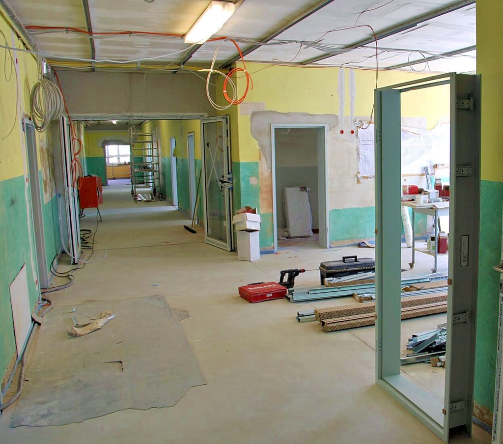 Noch ist der Schulflur in Henningen eine Baustelle.