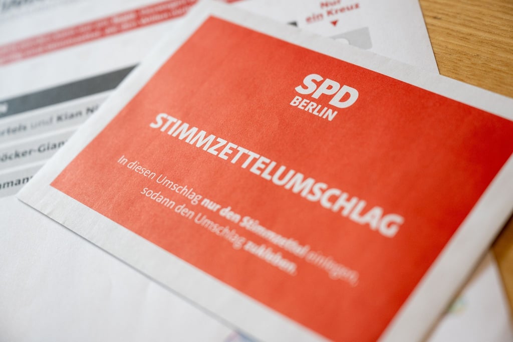 Beim SPD Landesverband Berlin liegt ein Stimmzettelumschlag auf dem Tisch.