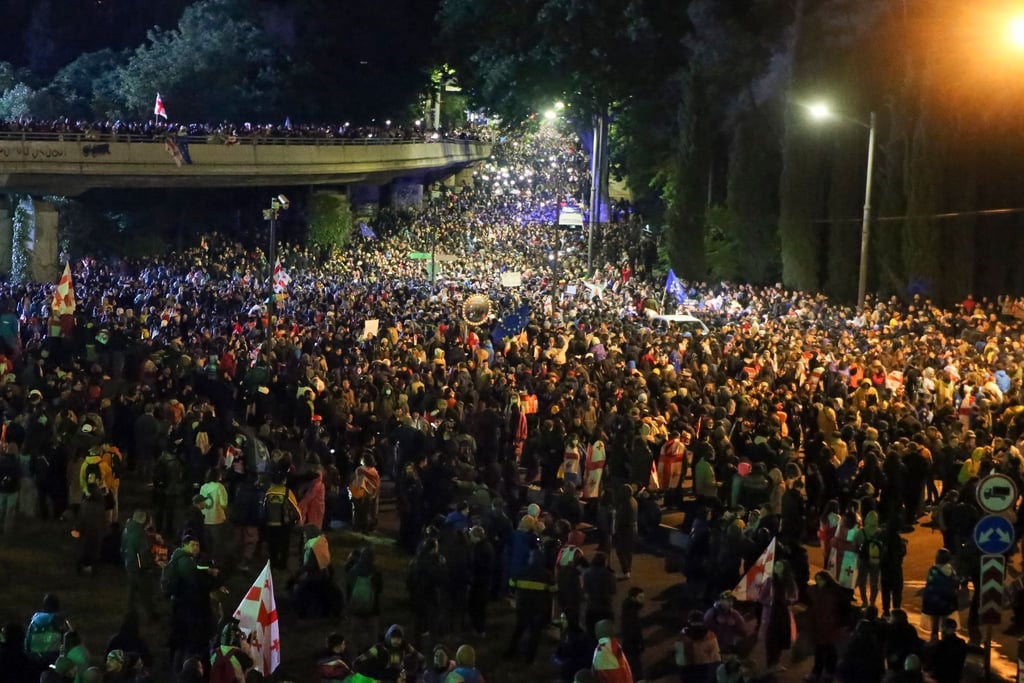 Tausende Menschen protestieren in der Hauptstadt Tiflis gegen das umstrittene Gesetz.