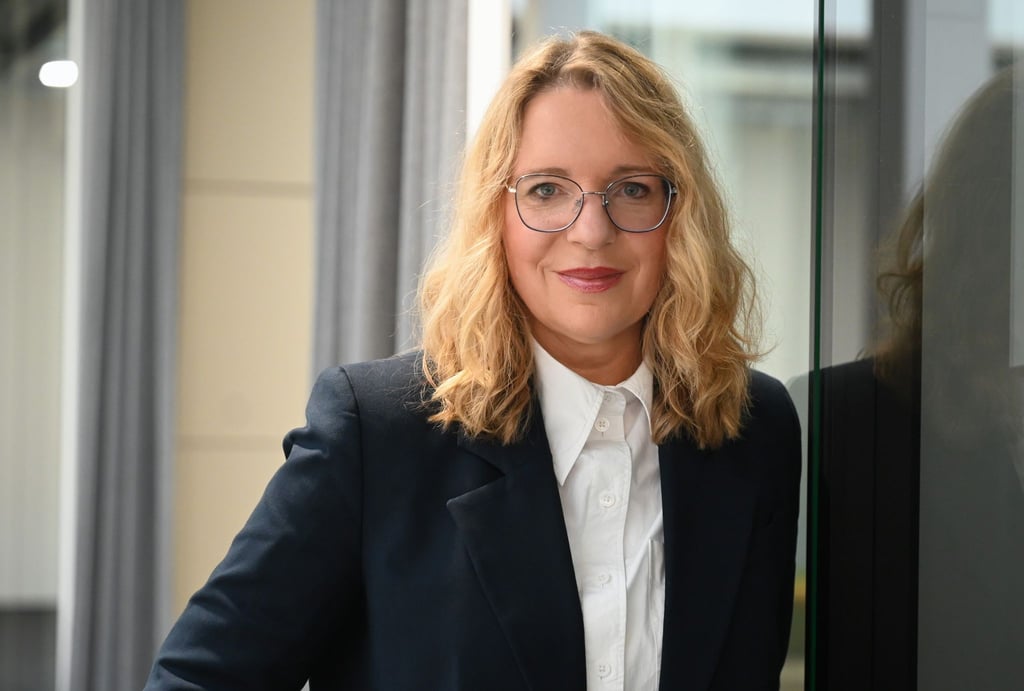 Claudia Kemfert, Leiterin der Abteilung Energie, Verkehr, Umwelt am Deutschen Institut für Wirtschaftsforschung (DIW Berlin) und Energieexpertin, schaut in die Kamera.