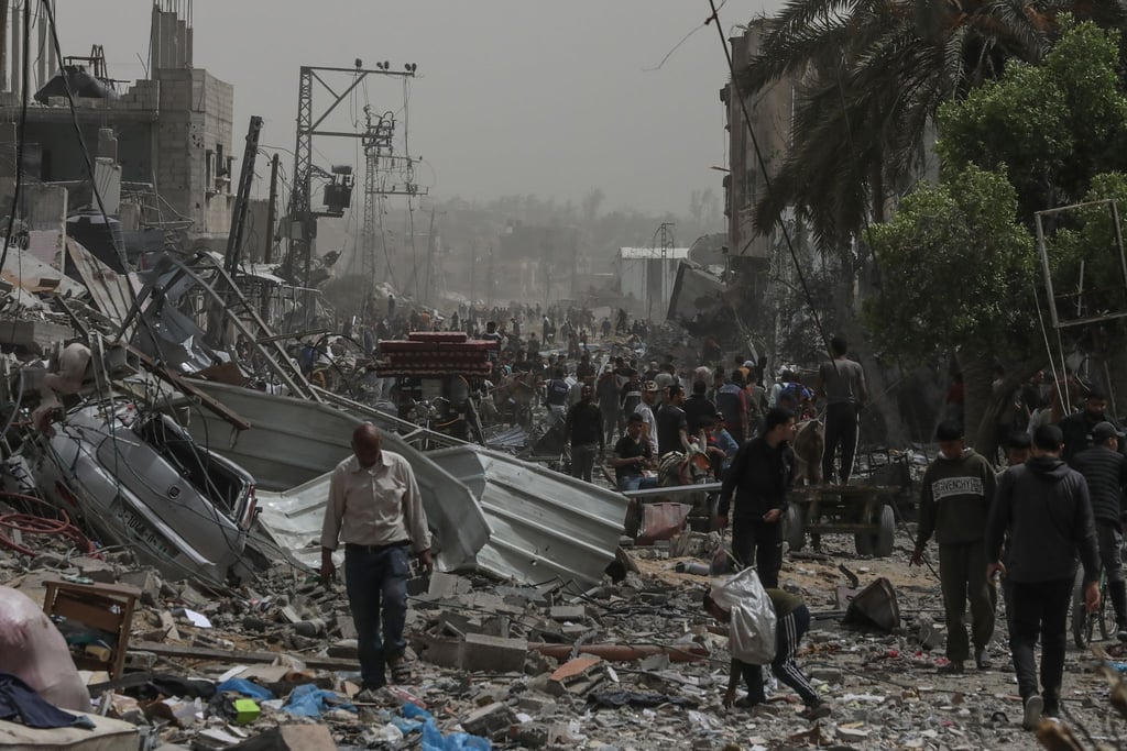 Palästinenser inspizieren die Schäden im Flüchtlingslager Nuseirat im Gazastreifen nach dem Abzug der israelischen Streitkräfte (IDF).