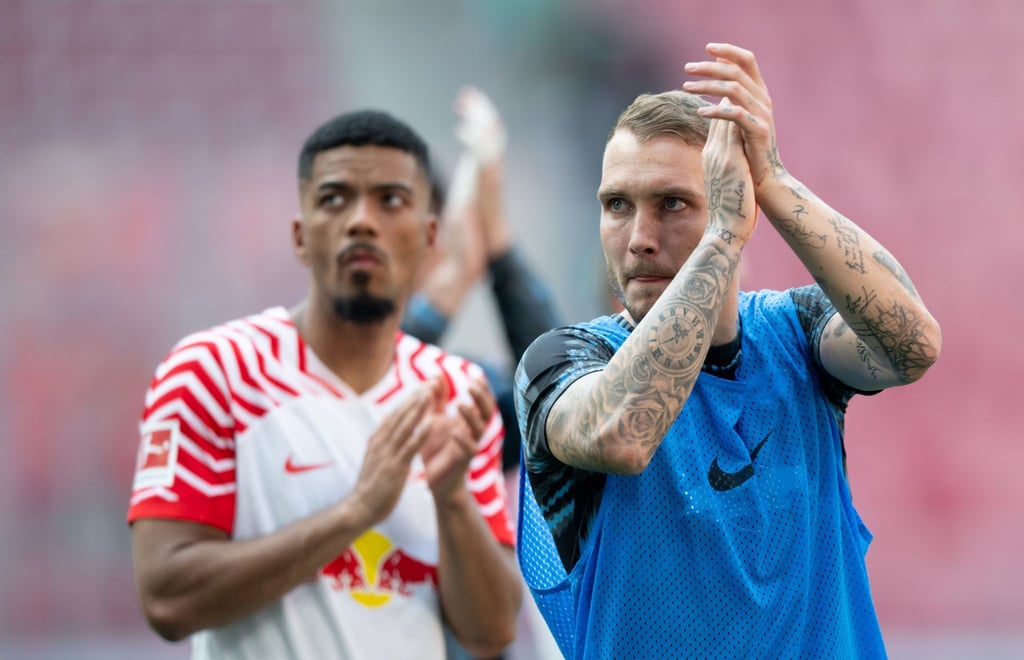 Leipzigs Benjamin Henrichs (l) und David Raum reagieren auf dem Platz.