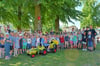 Die Mädchen und Jungen der Kita „Jenny Marx“ in Osterburg freuen sich über einen neuen Traktor.