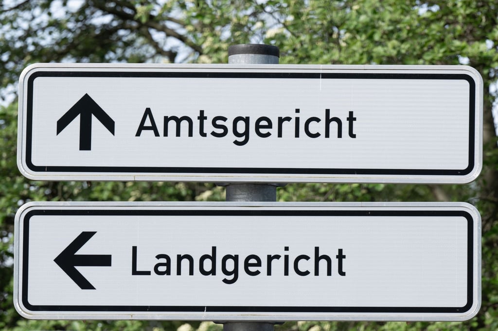 Ein Straßenschild mit der Aufschrift „Amtsgericht“ und „Landgericht“ vor dem Justizzentrum.