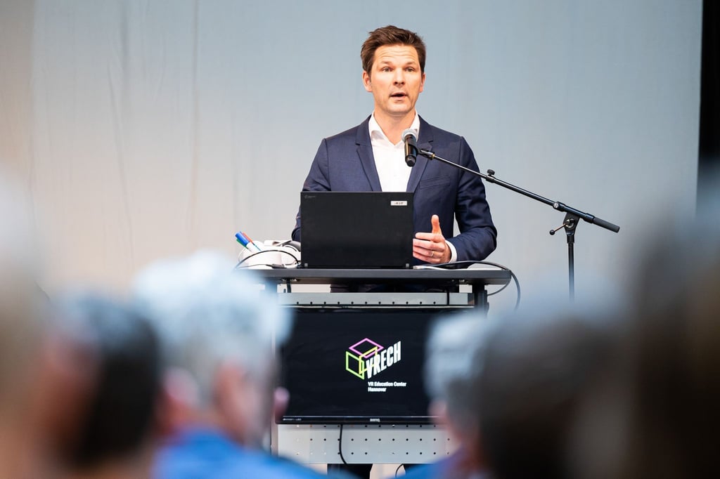 Steffen Krach (SPD), Präsident der Region Hannover, spricht im März 2023 zur Eröffnung vom Virtual Reality Zentrum „VRECH“ in Hannover.