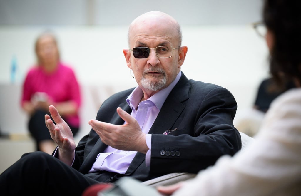 Der Schriftsteller Salman Rushdie im Gespräch mit einer dpa-Journalistin im Newsroom der Nachrichtenagentur.