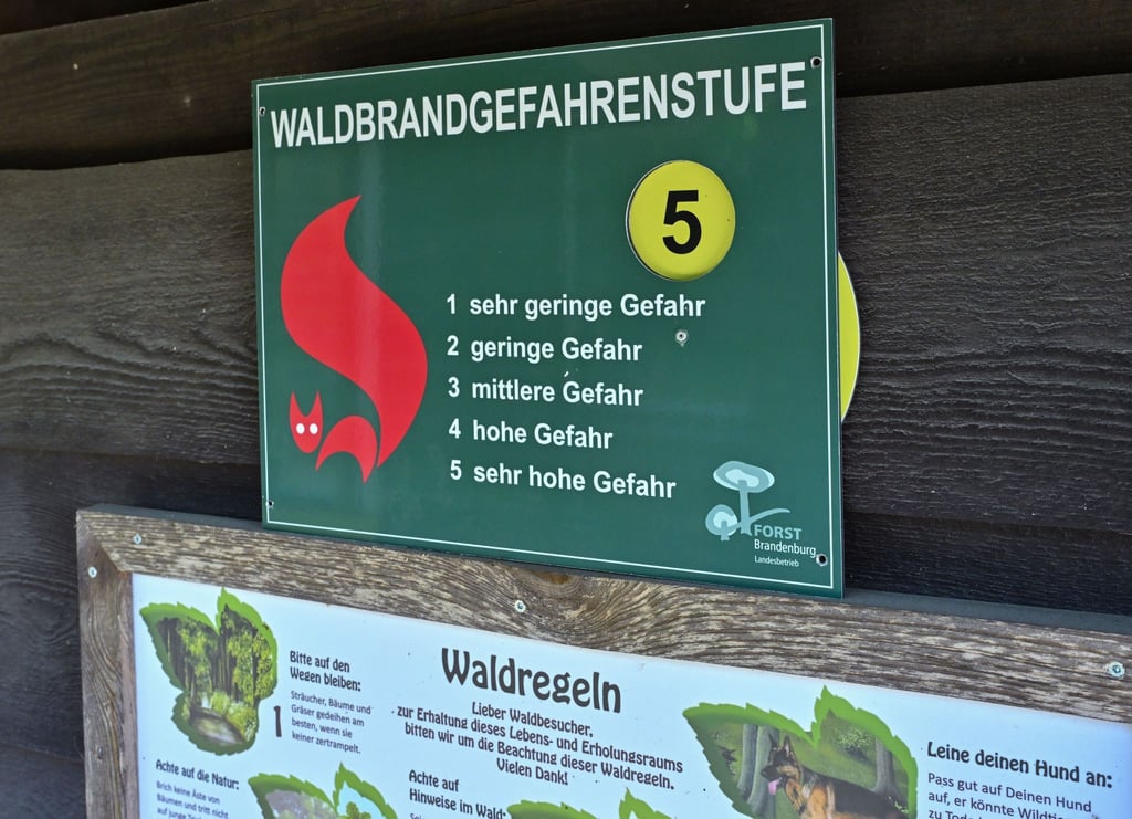 Ein Schild vom Landesbetrieb Forst Brandenburg steht auf der höchsten Stufe 5 „sehr hohe Gefahr“.