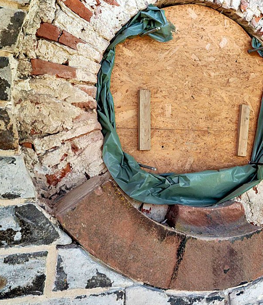 Die Umfassung der Kirchturmuhr muss auch erneuert werden. Die Uhr selbst bekommt neue Farbe.