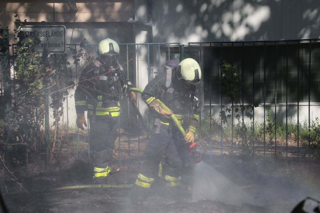 Mit einem C-Rohr bekämpften die Einsatzkräfte das Feuer.
