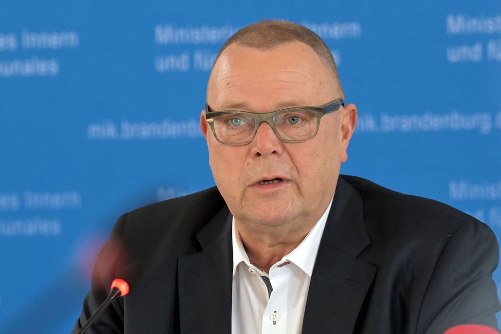 Brandenburgs Innenminister Michael Stübgen (CDU) spricht auf einer Pressekonferenz.