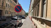 Auf einem Abschnitt der Rudolf-Haym-Straße in Halle im Johannesviertel gilt seit zwei Wochen Parkverbot - doch viele Autofahrer ignorieren das bisher.