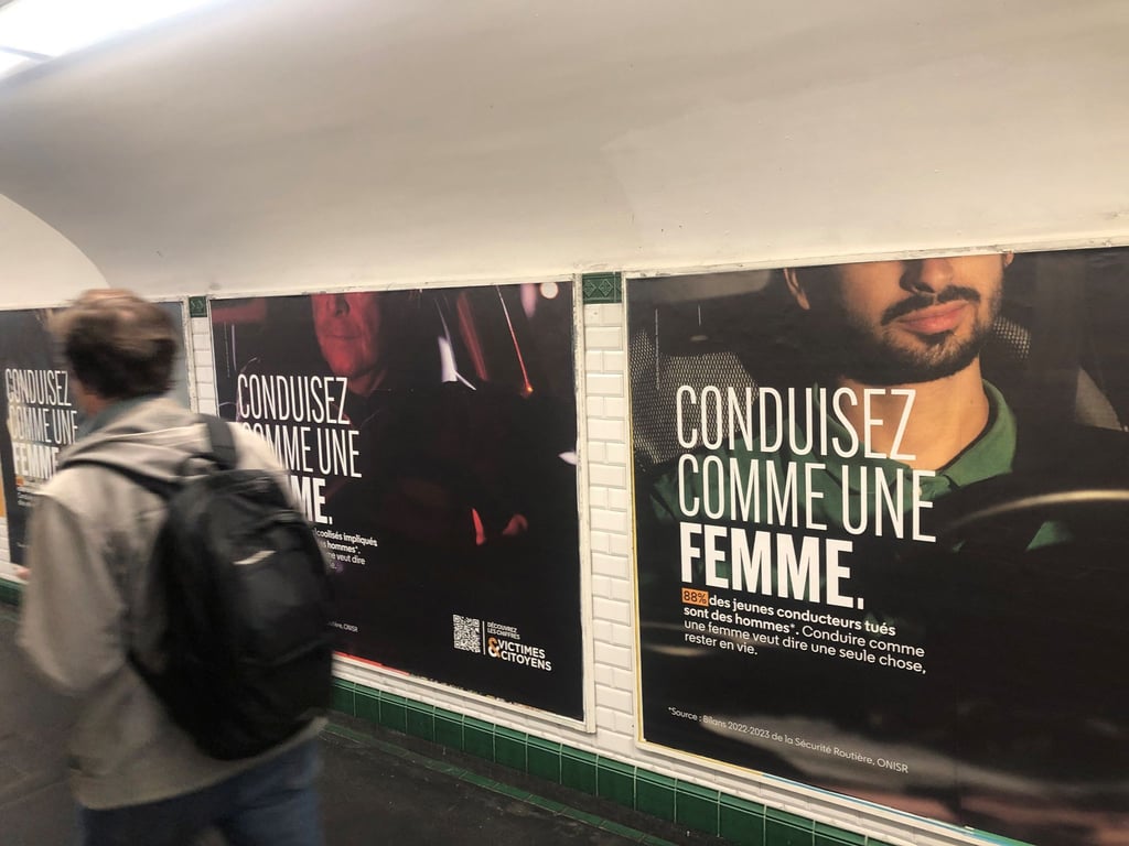 Plakatwand in einer Metro-Unterführung für die Kampagner „Fahre Auto wie eine Frau“ (Conduisez comme une femme).