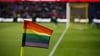 Eine Regenbogenfahne als Zeichen gegen Homophobie dient als Eckfahne.