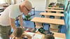 Mario Poser hilft den Grundschülern der Uhlandschule nach dem Unterricht bei den Hausaufgaben.