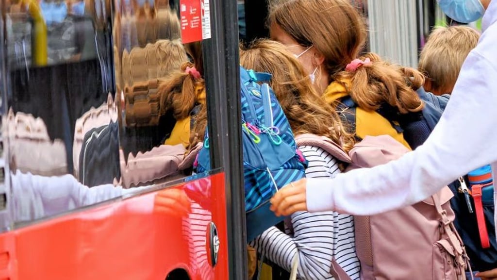 Ein Kind aus dem Hort in Plötzky saß kürzlich fälschlicherweise im Bus. Die Mutter des Kindes kreidet das Verhalten der Busfahrerin, des Horts und der Verwaltung in Schönebeck an.