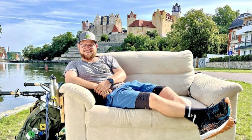 Jeppe Reinhardt reiste 250 Kilometer mit seiner Couch zu Fuß von Gera nach Magdeburg und kam dabei auch durch Bernburg.