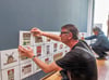 Für seine mehrteilige und -jährige Schau  „1.000 Naumburger Fassaden“ klebt    Ad van der Kouwe in der Kunsthalle im Steinweg wie ein Fliesenleger seine Grafiken an die Wand – unterstützt von Ralph Hälbig (r.).