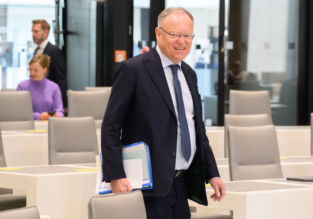 Niedersachsens Ministerpräsident Stephan Weil kommt in den niedersächsischen Landtag.
