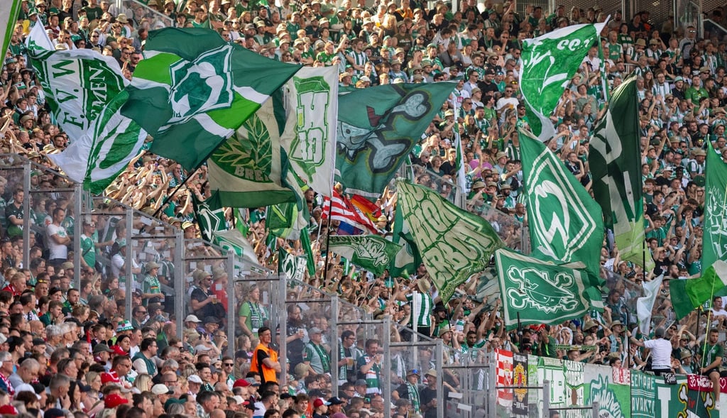 Fahnen wehen im Werder Fanblock.