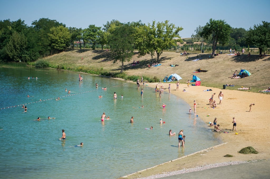 Badegäste genießen einen heißen Tag am Erfurter Norstrand.