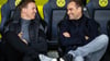 Leipzigs Trainer Julian Nagelsmann (l) und Oliver Mintzlaff, Geschäftsführer RB Leipzig sitzen vor dem Spiel auf der Trainerbank und unterhalten sich. Mintzlaff trauert dem Abgang von Nagelsmann hinterher.