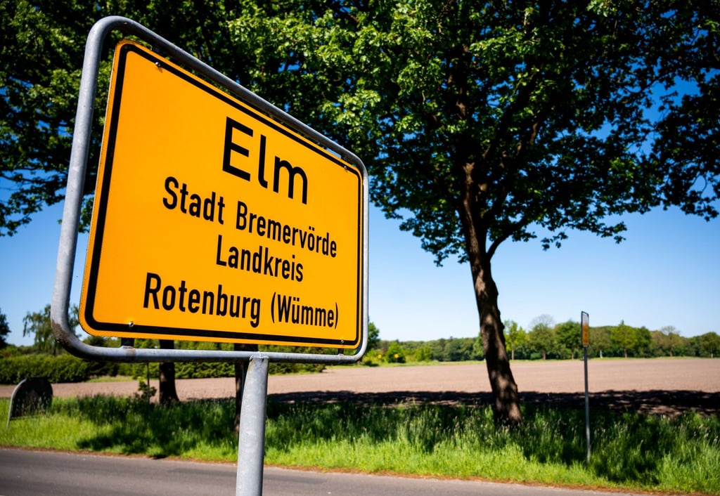 Das Ortsschild von Elm, einem Stadtteil von Bremervörde, steht am Ortseingang.