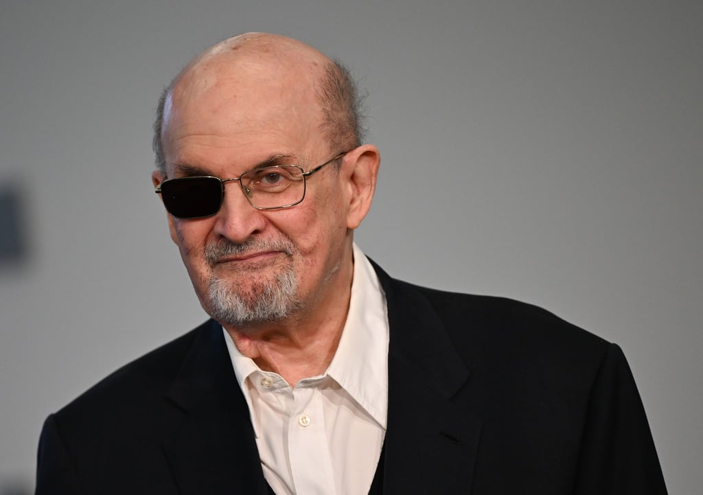 Der britische Autor Salman Rushdie kommt auf der Frankfurter Buchmesse zu einer Pressekonferenz.