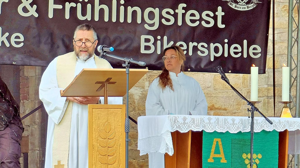 Predigt nicht in, sondern vor der Kirche: Pfarrer Peter Mücksch hielt einen Bikergottesdienst ab.