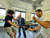 Reiner Haseloff an der Uni Halle mit Physik-Studenten Tarek Zimmermann (rechts) und Tommy Schatthauser (links)