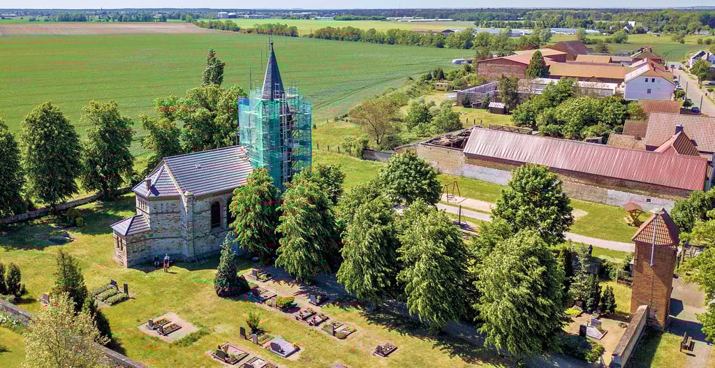 Der Turm von Kariths St.-Dorothea-Kirche ist derzeit eingerüstet, da er saniert wird. Die Arbeiten dauern voraussichtlich ein Vierteljahr.