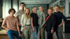 Das Team der ZDF-Serie "Blutige Anfänger" stehen nebeneinander in der Kulisse der Mordkommission Halle.