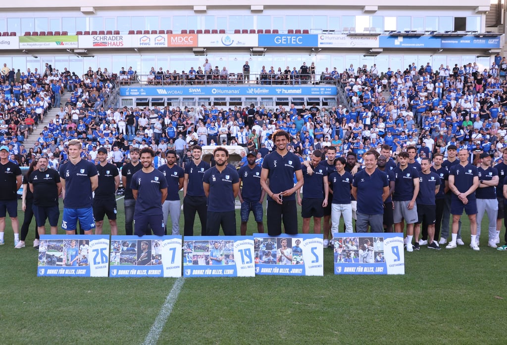 Der 1. FCM gibt den Abgang von fünf Spielern bekannt: Luca Schuler (von links), Herbert Bockhorn, Leon Bell Bell und Jamie Lawrence mit Sportgeschäftsführer Otmar Schork. Luc Castaignos fehlte bei der Veranstaltung in der MDCC-Arena.