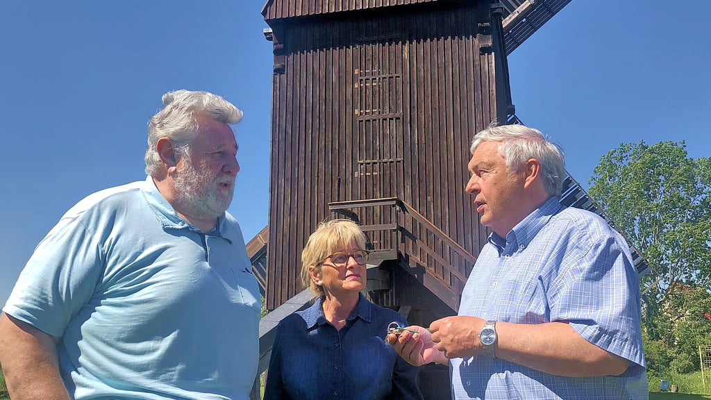 Wolfgang Kowalski, Birgit Zeising und Hubertus Komischke (v.l.) vor der Mühle.