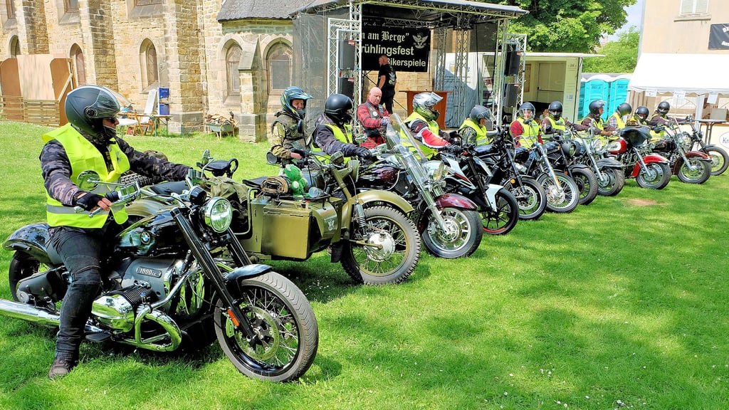 Aufgereiht und bereit für die folgende Ausfahrt: Zweiradenthusiasten beim Biker- und Frühlingsfest in Barneberg.