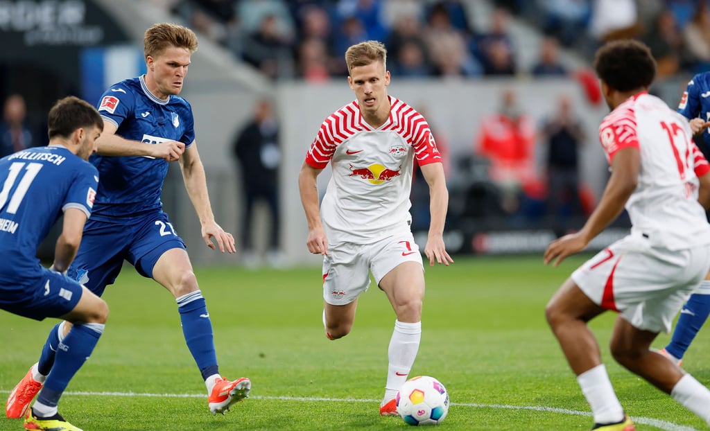 Dani Olmo (2.v.r.) im Spiel gegen die TSG Hoffenheim.