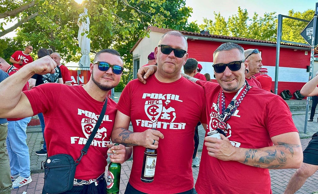 Max, Thomas und Tino halten weiter zu „Chemie“. Sie hoffen darauf, dass der HFC in absehbarer Zeit wieder in die 3. Liga zurückkehrt.