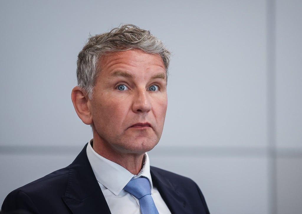 Björn Höcke, Vorsitzender der Thüringer AfD, wartet auf den Beginn seines Prozesses im Landgericht.