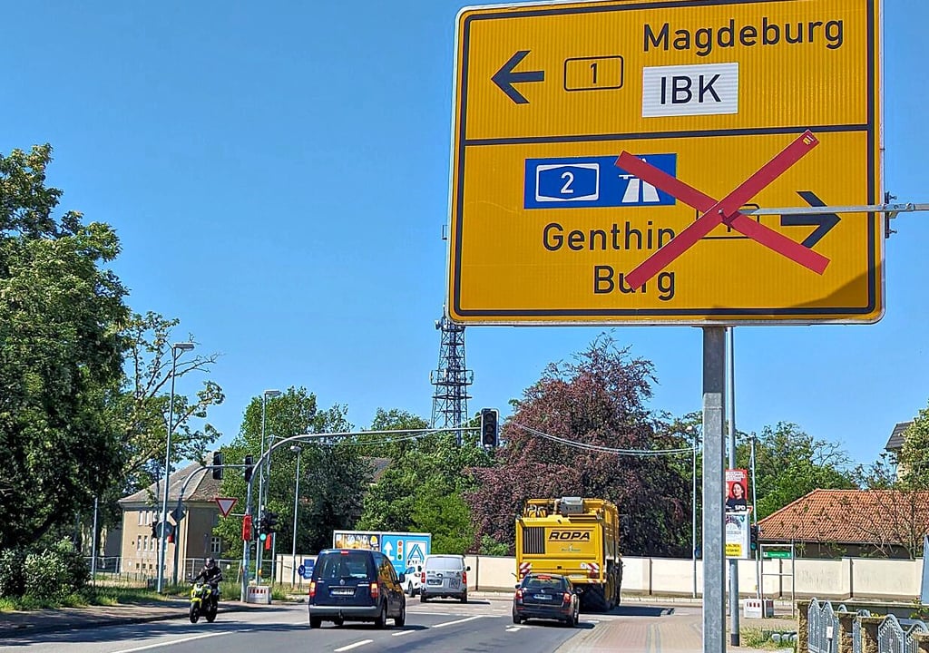 Wegen der Vollsperrung der B 1 in Gerwisch ist an der Heyrothsberger Kreuzung eine Ersatz-Lichtzeichenanlage in Betrieb.