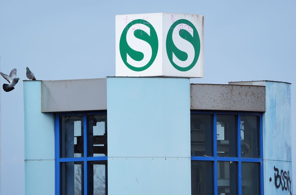 Das Logo der Berliner S-Bahn am Bahnhof Heinersdorf.